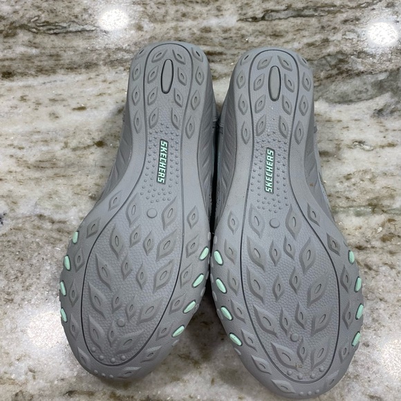 Skechers Women's Light Gray Slip-On Sneakers size 7.5 - Picture 3 of 3